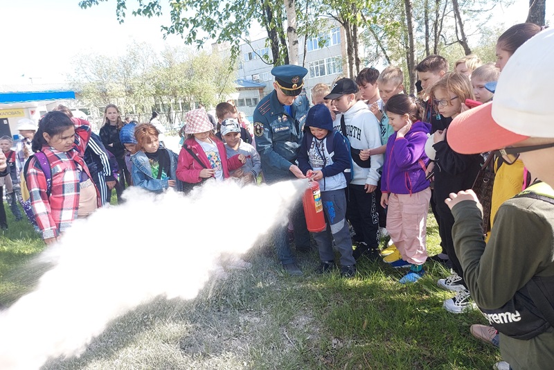 Сотрудники МЧС провели эвакуацию и инструктаж в лагере с дневным пребыванием детей на базе МБОУ «СОШ N 2» г. Усинска.