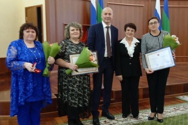 В преддверии Дня учителя в Сыктывкаре педагогам вручили высокие награды.