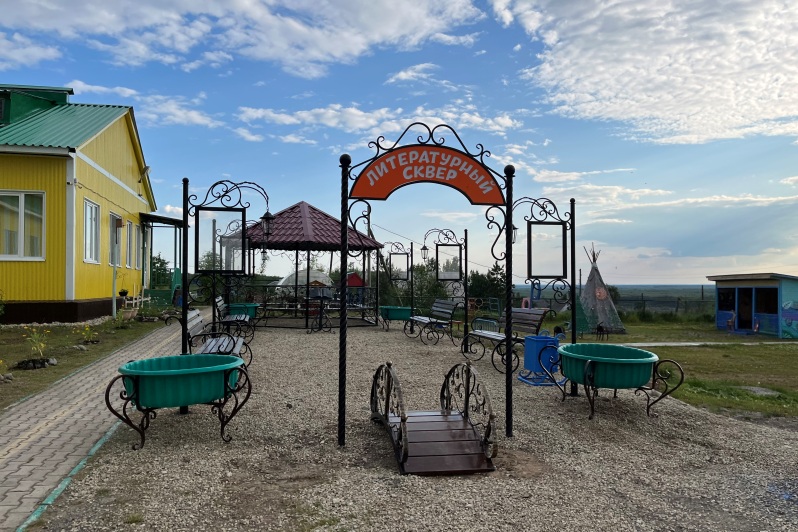 В начальной школе - детском саду деревни Новикбож появился Литературный сквер.