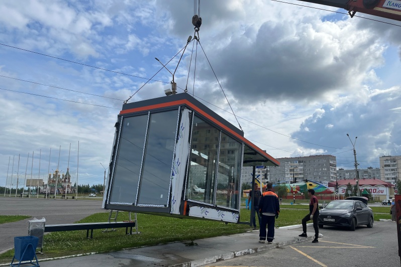 В Усинске устанавливают восемь новых остановочных павильонов.