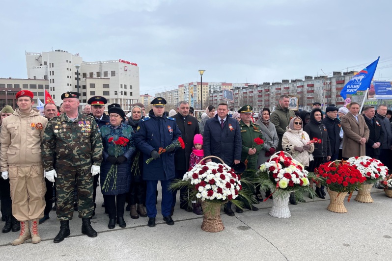 Усинцы возложили цветы к памятнику «Воинам трёх поколений».