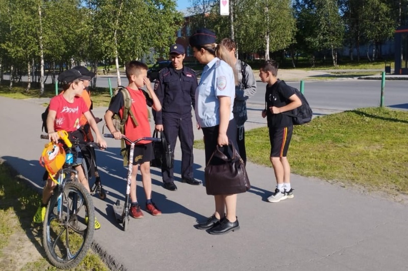 Сотрудники полиции напомнили юным усинцам о правилах дорожного движения.