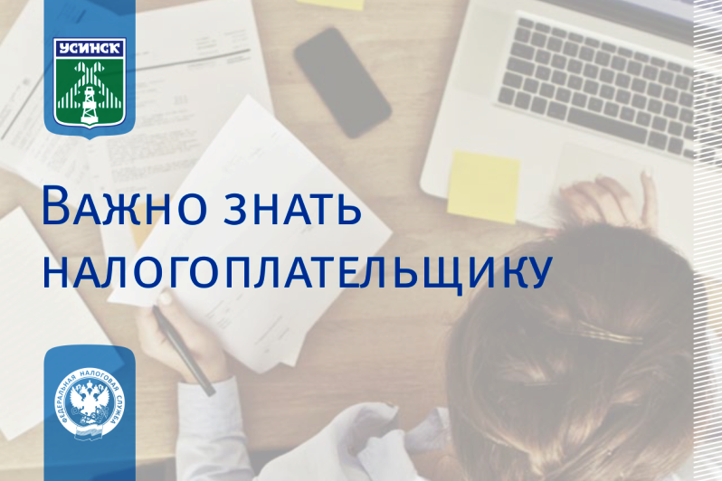 девушка за компьютером.