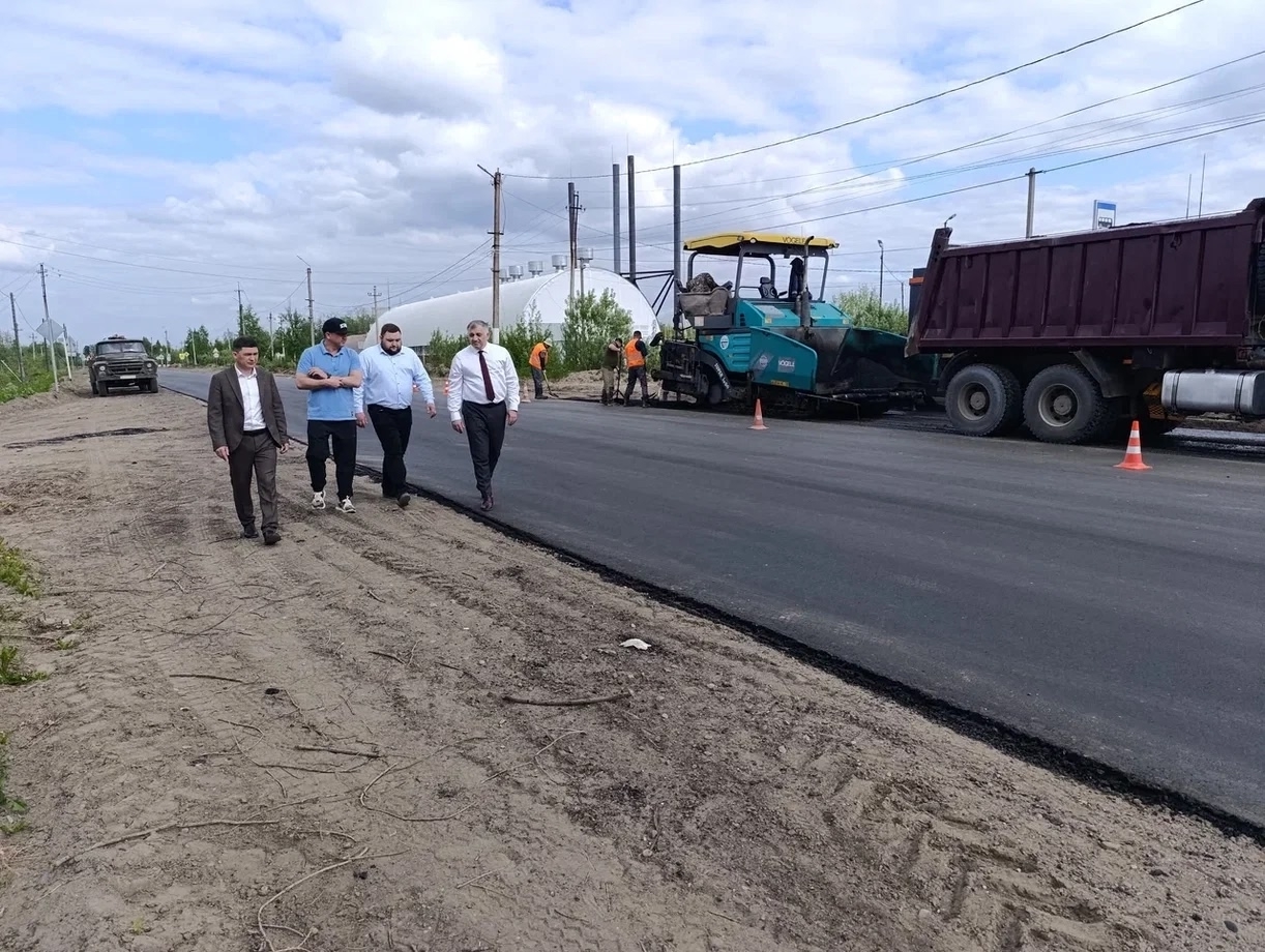 Глава округа с подрядчиками на обновлённой дороге.