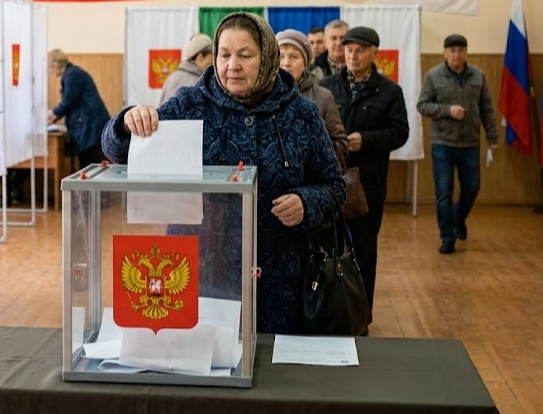 женщина на избирательном участке.