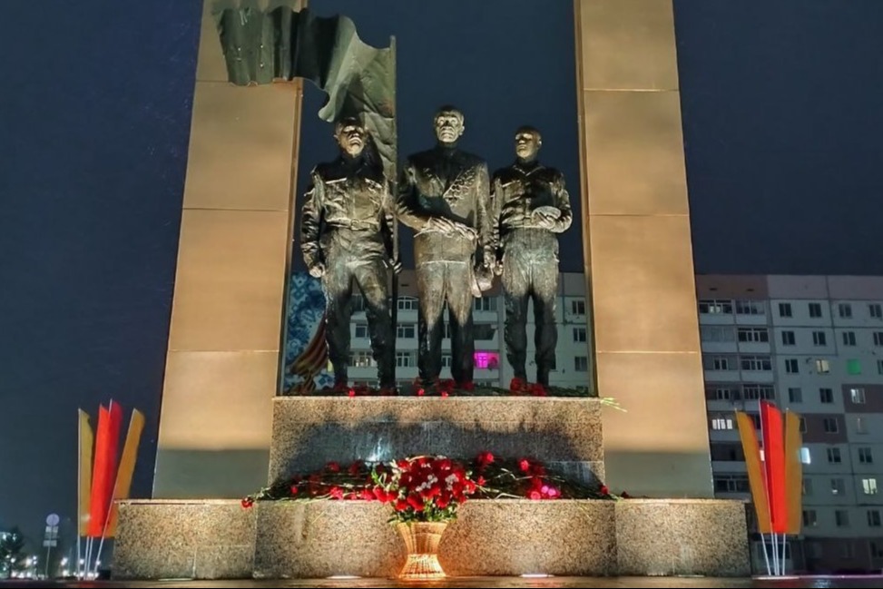 памятник воинам трех поколений.