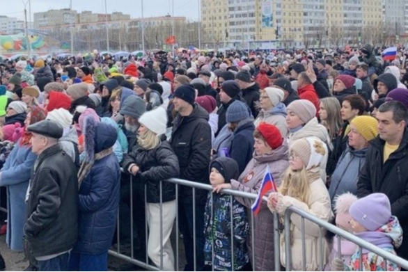 толпа людей.