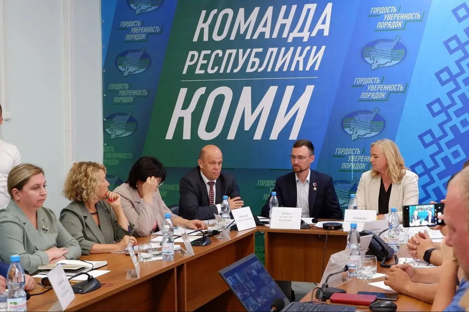 Люди сидят за столом.