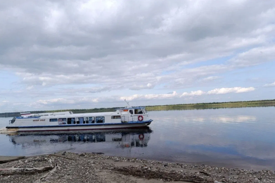 теплоход.