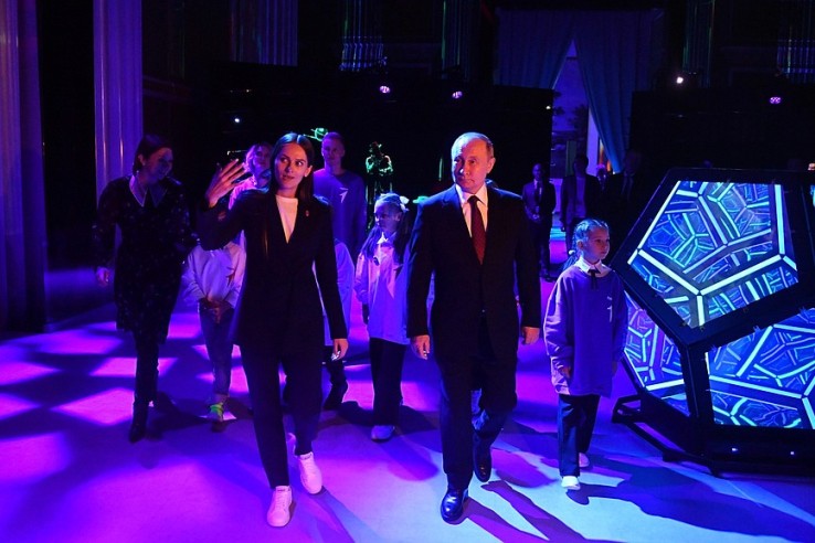 Владимир Путин впервые посетил выставку «Россия» на ВДНХ.