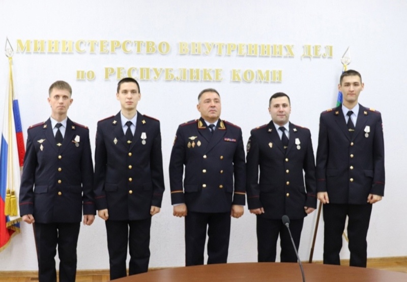 Сотрудников МВД наградили за мужество и героизм, проявленные при спасении погибавших граждан.