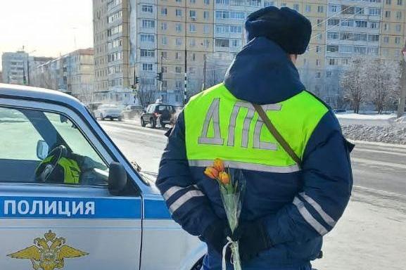 В городе Усинске сотрудники Госавтоинспекции присоединились к Всероссийской акции «Цветы для автоледи».