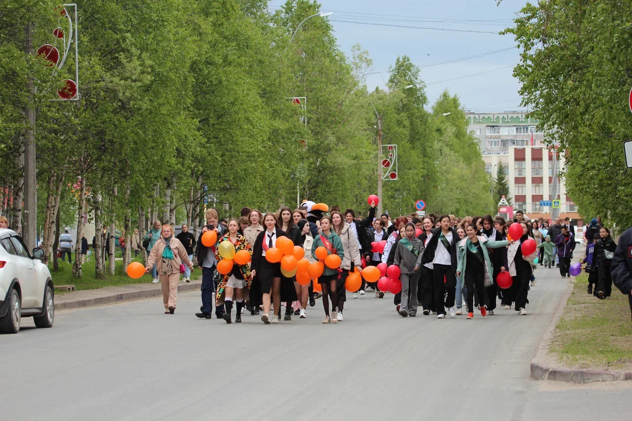 Парад выпускников, сюрпризы и киловатты музыки: Усинск отметил День молодёжи.