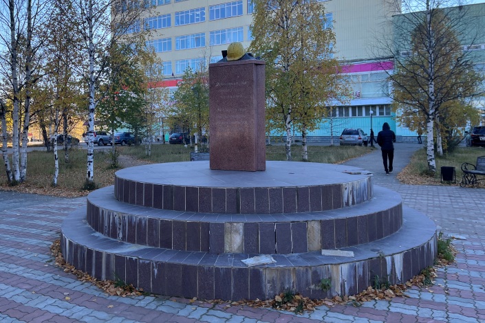 Памятник первостроителям.