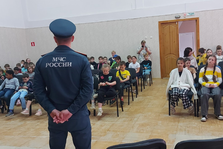 Сотрудники МЧС России провели профилактическую беседу в детском лагере на базе МБОУ "СОШ № 5".