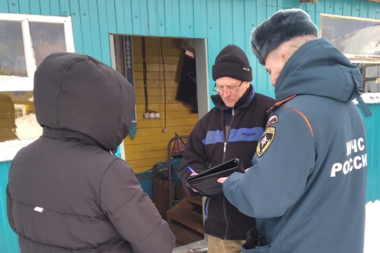 Профилактический рейд сотрудники МЧС совместно с представителями администрации МО ГО "Усинск" провели в отдаленном селе Щельябож.