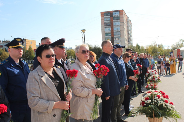 Усинцы почтили память погибших в терактах возложением цветов и минутой молчания.