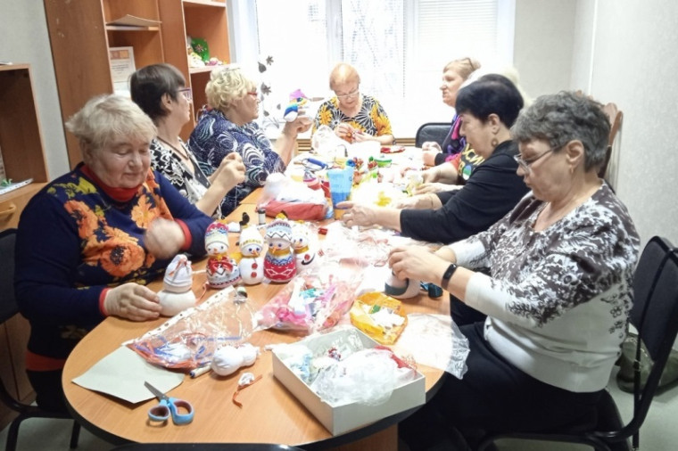 Усинские «серебряные» волонтеры и люди пожилого возраста приняли участие в мастер – классе «Веселый снеговик».