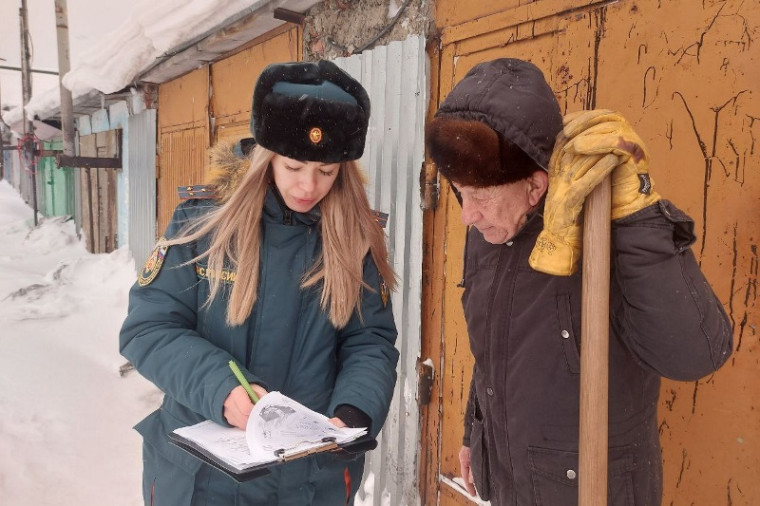 Сотрудники МЧС России проводят профилактические рейды в гаражных кооперативах.