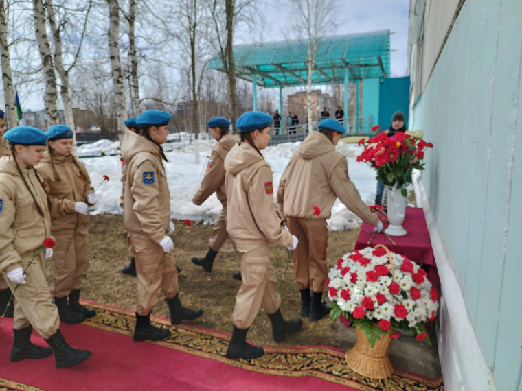 В Усинске торжественно открыли мемориальную доску участнику СВО Сергею Купрею.