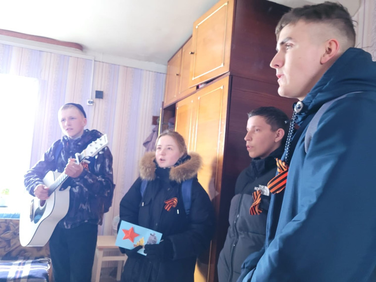 Ветеранов Мутного Материка поздравили с Днём Победы под гитару.