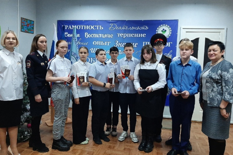 Усинские школьники приняли участие в мероприятиях, посвященных Дню Конституции.