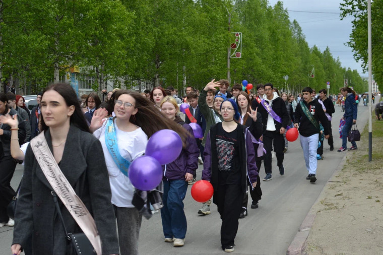 Парад выпускников, сюрпризы и киловатты музыки: Усинск отметил День молодёжи.