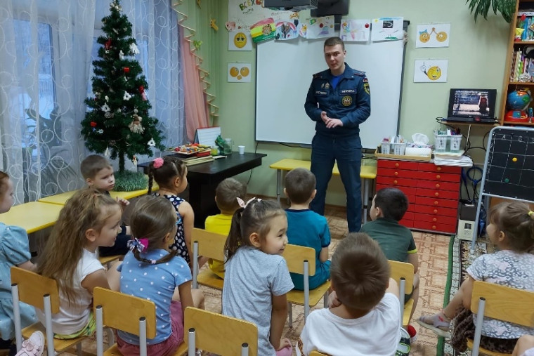 Воспитанникам детских садов рассказали о безопасности в новогодние праздники.